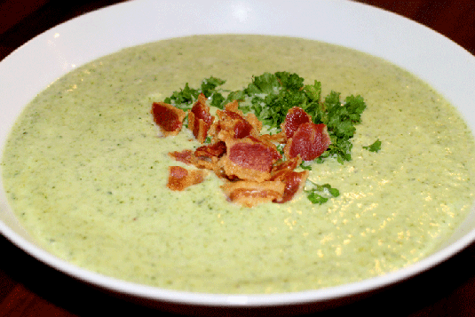 Broccolisuppe med blåskimmelost og bacon